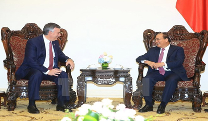 Prime Minister Nguyen Xuan Phuc (R) receives President and Chief Executive Officer of Boeing Commercial Airplanes (BCA) Kevin McAllister (Photo: VNA)