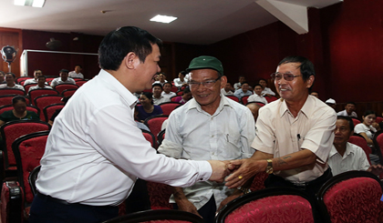Deputy PM Hue and voters in Ha Tinh
