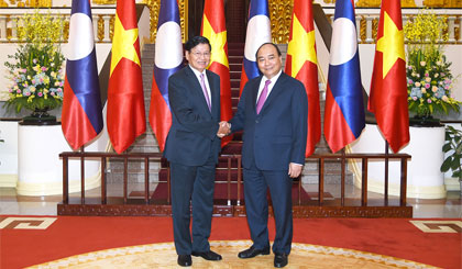 Thủ tướng Chính phủ Nguyễn Xuân Phúc và Thủ tướng Chính phủ Lào Thongloun Sisoulith. Ảnh: VGP/Quang Hiếu