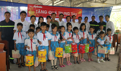 Trao quà cho trẻ em ở xã Mỹ Tân, huyện Cái Bè.