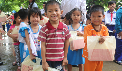 Niềm vui của trẻ em xã Mỹ Trung, huyện Cái Bè khi nhận quà trung thu.