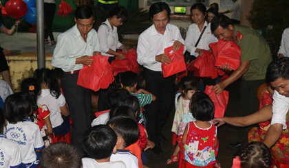 Trao quà trung thu cho trẻ em ở xã Tân Hòa Đông, huyện Tân Phước.