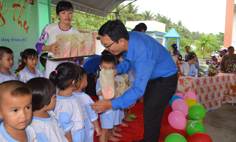 Đồng chí Nguyễn Xuân Phúc, Bí thư Đoàn khối các cơ quan tỉnh trao qua cho các em.