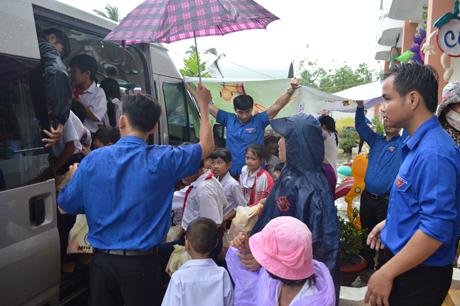 Vì lý do trời mưa các đoàn hỗ trợ các em thiếu nhi về trường.