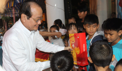 Đồng chí Trần Thanh Đức, Tỉnh ủy viên, Phó Chủ tịch UBND tỉnh trao quà cho các em thiếu nhi.