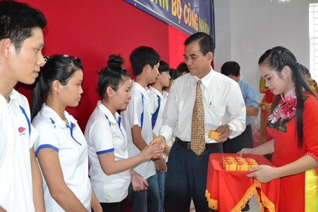 Ông Trương Văn Hiền, Chủ tịch Liên đoàn lao động tỉnh trao vàng cho người lao độngg.