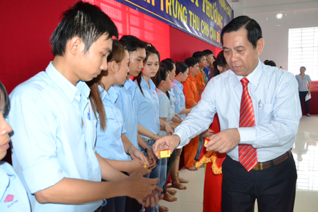 Ông Nguyễn Tấn Thanh, Tổng Giám đốc công ty trao vàng cho người lao động.