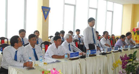 Đại diện Truyền tải điện Miền Tây 2 nêu một số kiến nghị với Đoàn Đại biểu Quốc hội tỉnh Tiền Giang tại buổi làm việc.