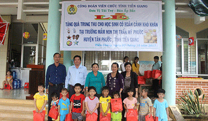 Báo Ấp Bắc cùng Công đoàn viên chức tỉnh trao bánh trung thu cho các em thiếu nhi tại Trường Mầm non Thị Trấn Mỹ Phước, huyện Tân Phước 