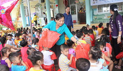 Bà Trương Thị Thu Nguyệt, Chủ tịch Công đoàn viên chức tỉnh trao quà trung thu cho các em