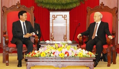 Party General Secretary Nguyen Phu Trong (R) and Lao Prime Minister Thongloun Sisoulith (Source: VNA)