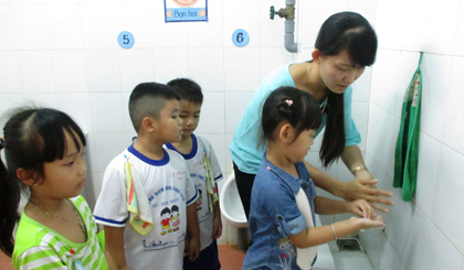 Giáo viên Trường Mầm non Long Tiên hướng dẫn trẻ rửa tay bằng xà phòng đúng cách.