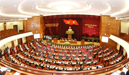 Các lãnh đạo Đảng, Nhà nước và các đại biểu biểu quyết thông qua chương trình Hội nghị. Ảnh: Phương Hoa/TTXVN
