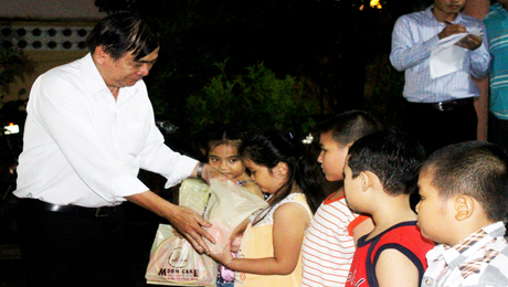 Ông Nguyễn Minh Tân, Tổng Biên tập Báo Ấp Bắc trao quà cho các bé thiếu nhi phường 4, TP. Mỹ Tho