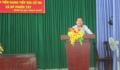 Đồng chí Võ Văn Bình phát biểu tại buổi tiếp xúc cử tri xã Mỹ Phước Tây 