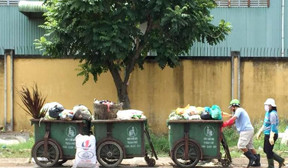 Tổ thu gom rác thải của xã Trung An thu gom rác.