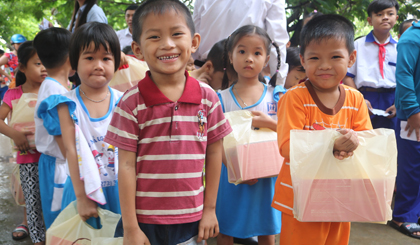Niềm vui của trẻ em xã Mỹ Trung (huyện Cái Bè) khi nhận quà Trung thu.