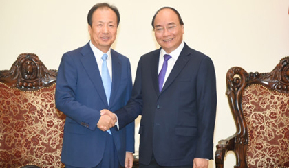 Prime Minister Nguyen Xuan Phuc (R) and President and CEO of the Republic of Korea (RoK)’s Samsung Electronics
