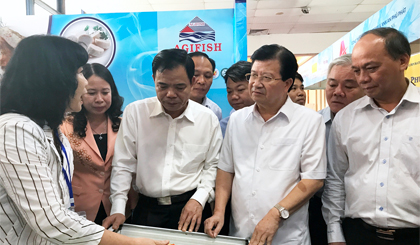 Phó Thủ tướng Trịnh Đình Dũng trao đổi với đại diện các DN thủy sản có mặt tại Hội chợ. Ảnh: VGP/Xuân Tuyến