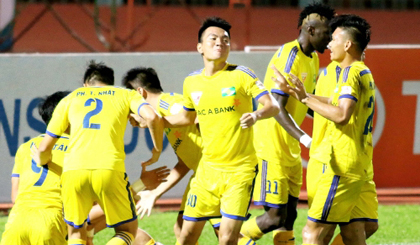 Nghe An players celebrate their semifinal victory against Quang Nam.