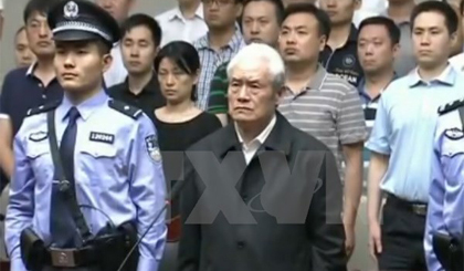 Ông Chu Vĩnh Khang (giữa, hàng trước) tại phiên tòa ở Thiên Tân, tháng 6/2015. Nguồn: AFP/TTXVN)