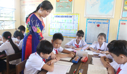 Để học sinh có thể khắc sâu bài học lâu hơn, cô Xuyến thường xuyên tổ chức lớp học thành từng nhóm học tập. 