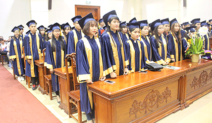 Các tân khoa  tuyên thệ trước khi nhận bằng tốt nghiệp