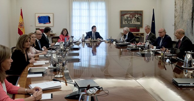 Thủ tướng Tây Ban Nha Mariano Rajoy (giữa) chủ trì một cuộc họp nội các tại Madrid ngày 29-9. Nguồn: AFP/TTXVN