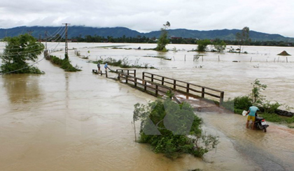 Floods shut down a bridge in central Nghe An province, causing traffic difficulties. (Photo: VNA)