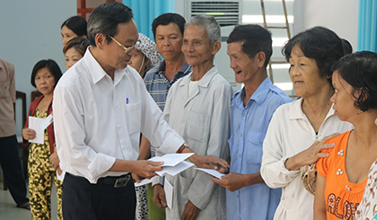 Đồng chí Phan Văn Hà trao quà cho các BNN-NKT-TMC của huyện Tân Phước.