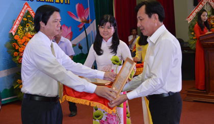 Bí thư Tỉnh ủy Nguyễn Văn Danh trao giấy chứng nhận doanh nhân tiêu biểu năm 2017.
