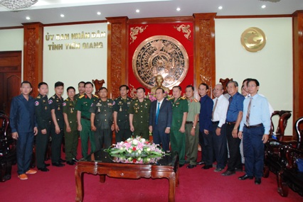 Lãnh đạo tỉnh Tiền Giang chụp ảnh lưu niệm với đoàn cán bộ Cục phát triển quân đội hòang gia Campuchia