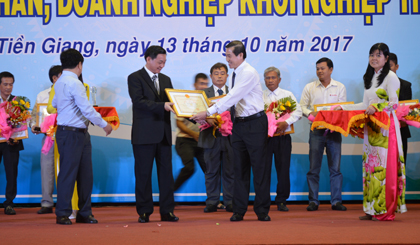 Chairman of the PPC Le Van Huong awarded the province’s certificate of merit to excellent teachers. Photo: DO PHI