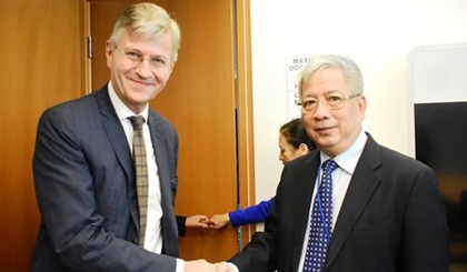 Deputy Defence Minister Nguyen Chi Vinh and UN Under-Secretary-General Jean-Pierre Lacroix