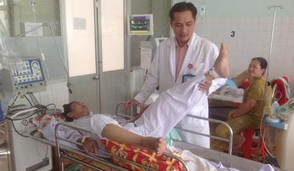 Bác sĩ chăm sóc bệnh nhân đột quỵ tại bệnh viện đa khoa Tiền Giang.
