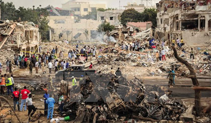 Hiện trường vụ đánh bom tại Mogadishu, Somalia ngày 15/10. (Nguồn: AFP/TTXVN)