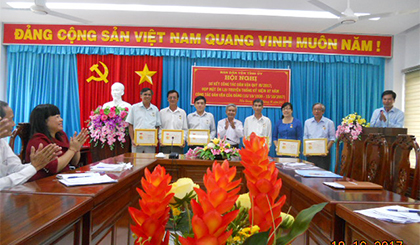 Trưởng ban Dân vận Tỉnh ủy Trần Long Thôn trao Kỷ niệm chương cho các cá nhân tại hội nghị
