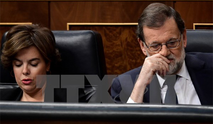Thủ tướng Tây Ban Nha Mariano Rajoy (phải) và Phó Thủ tướng Tây Ban Nha Soraya Saenz de Santamaria (trái) tại cuộc họp ở Madrid ngày 11/10. Nguồn: AFP/TTXVN