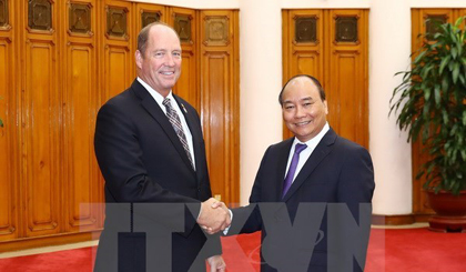 Prime Minister Nguyen Xuan Phuc (R) receives Ted Yoho, Chairman of the Asia and the Pacific Subcommittee at the US House Committee on Foreign Affairs, on October 16 (Photo: VNA)