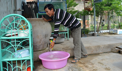 Người dân huyện Tân Phú Đông vui mừng đón nhận nguồn nước BOO Đồng Tâm. 	Ảnh: N.T