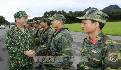 President Tran Dai Quang visits officers and soldiers at the Mieu Mon National Training Centre. (Photo: VNA)