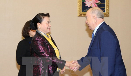 Chairwoman of the Vietnam National Assembly Nguyen Thi Kim Ngan (L) ​and First Secretary of the Communist People’s Party of Kazakhstan Zhambyl A. Akhmetbekov (Source: VNA)