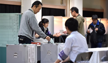 Cử tri bỏ phiếu tại điểm bầu cử ở Tokyo, Nhật Bản ngày 22/10. (Ảnh: AFP/TTXVN)