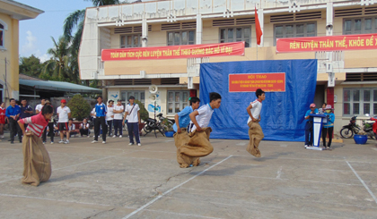 ĐV-TN huyện Gò Công Tây tham gia trò chơi nhảy bao bố tại Hội thao kỷ niệm Ngày thành lập Đoàn (26-3).