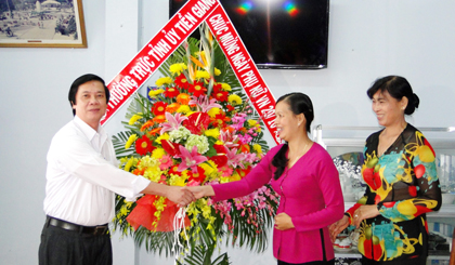 Đồng chí Nguyễn Văn Danh, Ủy viên BCH Trung ương Đảng, Bí thư Tỉnh ủy, Chủ tịch HĐND tỉnh tặng hoa chúc mừng nữ cán bộ lãnh đạo tỉnh nhân kỷ niệm Ngày Phụ nữ Việt Nam 20-10. 