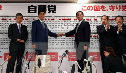 Lãnh đạo LDP, Thủ tướng Nhật Bản Shinzo Abe (thứ 2, trái) và Chủ tịch Hội đồng nghiên cứu chính sách của LDP Fumio Kishida (thứ 3, trái) tại trụ sở LDP ở thủ đô Tokyo ngày 22/10. Nguồn: THX/TTXVN