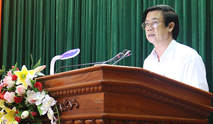Member of Central Party Committee, Secretary of the Tien Giang Provincial Party Committee, Chairman of the Provincial People's Council Nguyen Van Danh briefly reported on the results of results of the 6th Plenum of the 11th Party Central Committee. Photo: CAO THANG