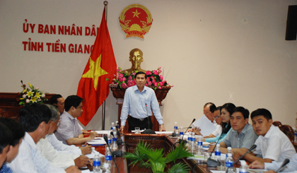 Chủ tịch UBND tỉnh Lê Văn Hưởng phát biểu chỉ đạo tại cuộc họp. 