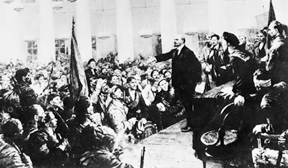 Lãnh tụ Đảng Bôn-sê-vích V. I. Lênin tuyên bố thành lập chính quyền Xô viết tại Đại hội Xô viết  toàn Nga ngày 7-11-1917 tại điện Smolnya, ngay sau khi chiếm Cung điện mùa Đông.