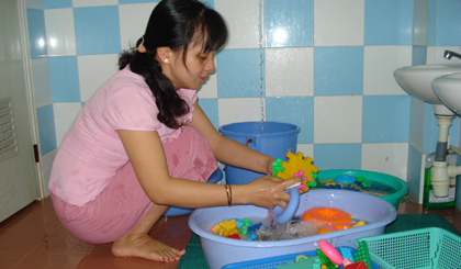 Vệ sinh đồ chơi trẻ em thường xuyên là một trong những việc làm cần thiết để bảo vệ trẻ khỏi bị lây nhiễm bệnh TCM.